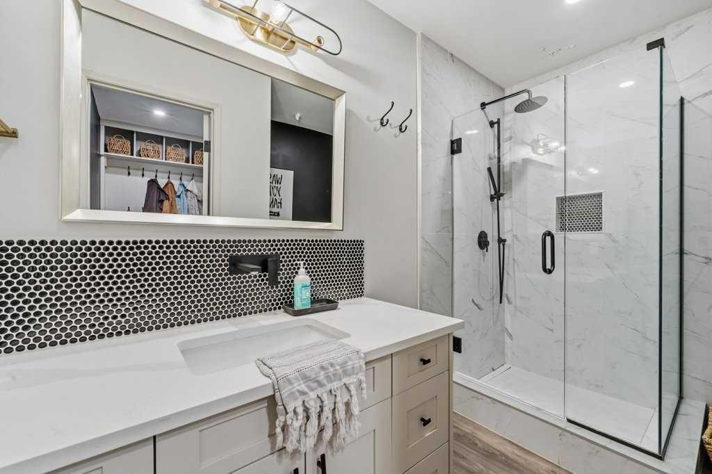 513 Oakridge Way Sw, Calgary, AB