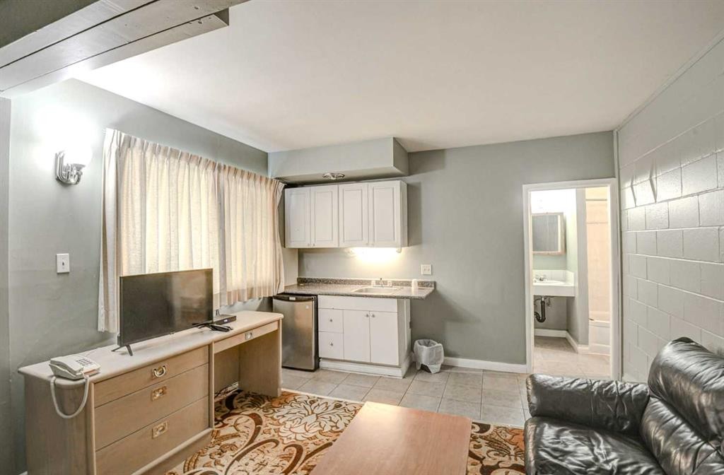 2107 16 Avenue Nw, Calgary, AB