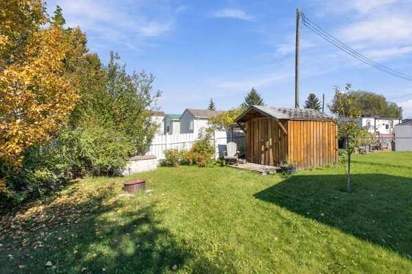 2000-21St Ave, Bowden, AB