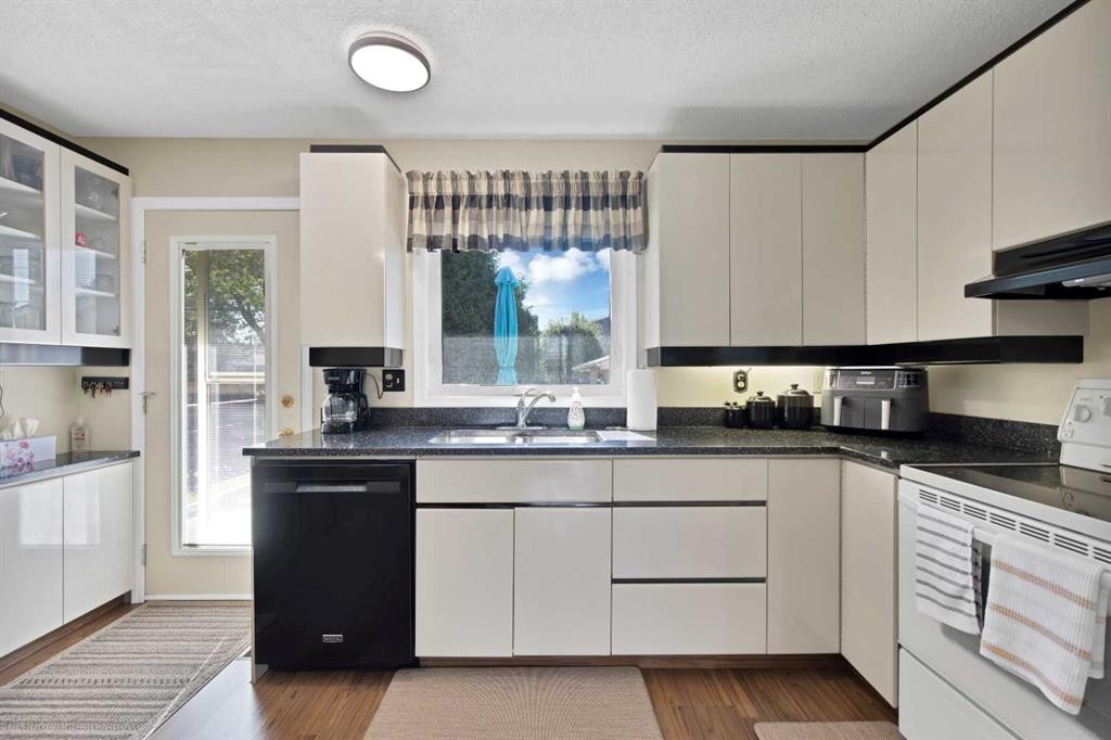 256 Parkwood Close Se, Calgary, AB