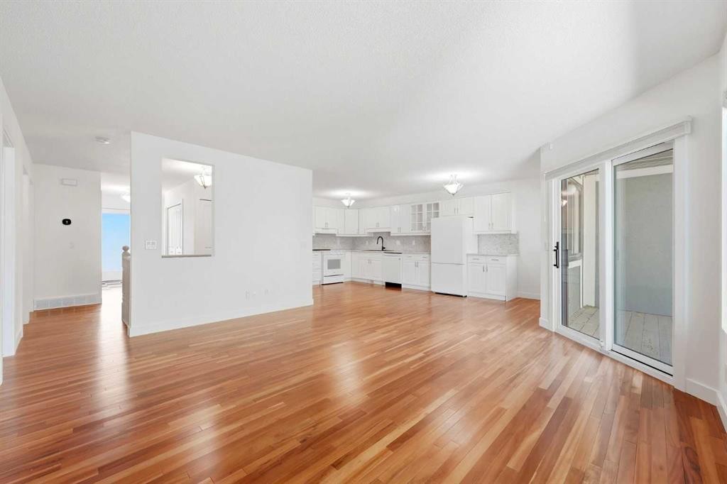 216 Coach Side Road Sw, Calgary, AB