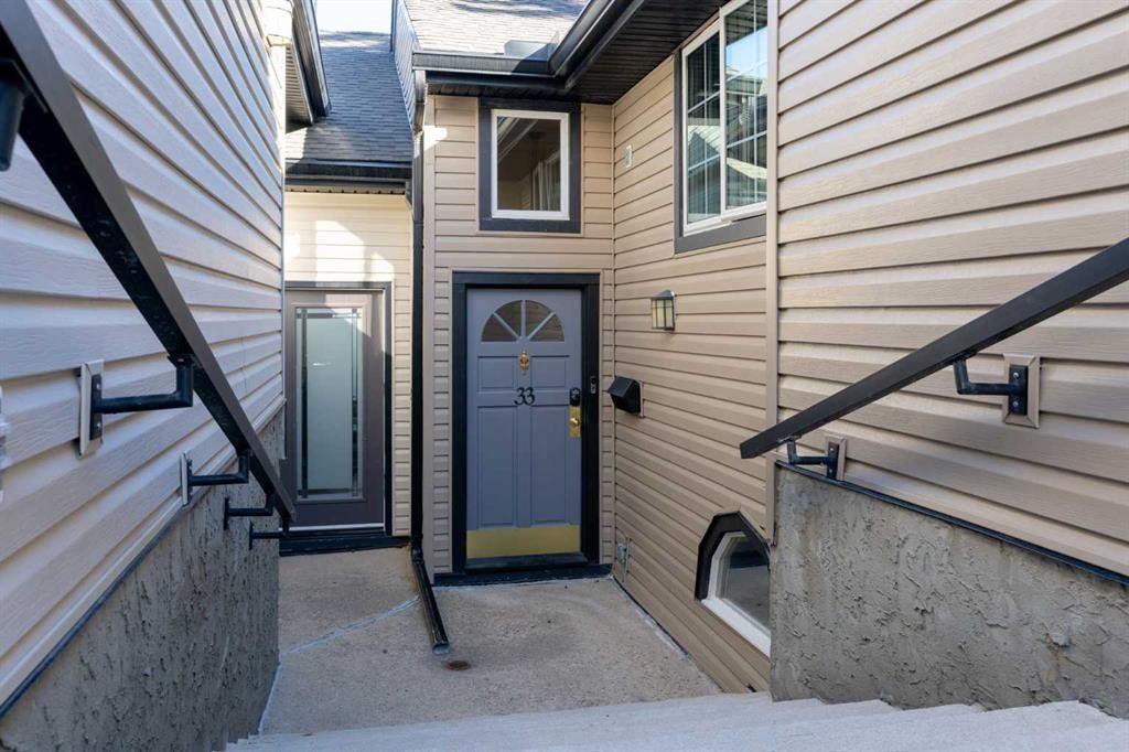 33-448 Strathcona Drive Sw, Calgary, AB