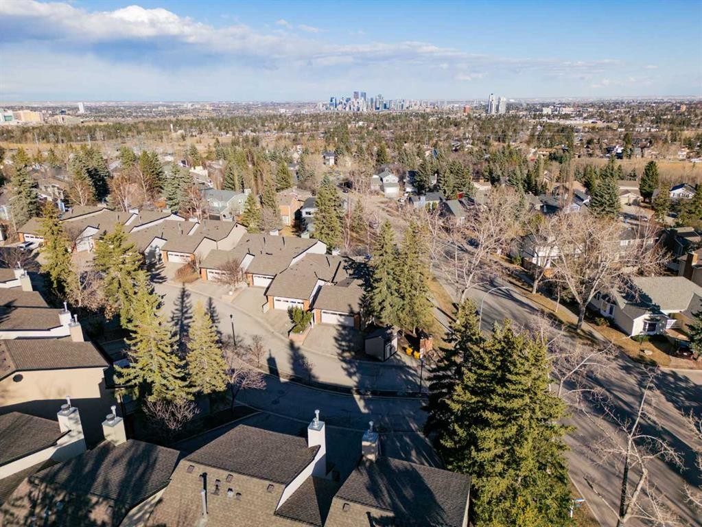 33-448 Strathcona Drive Sw, Calgary, AB