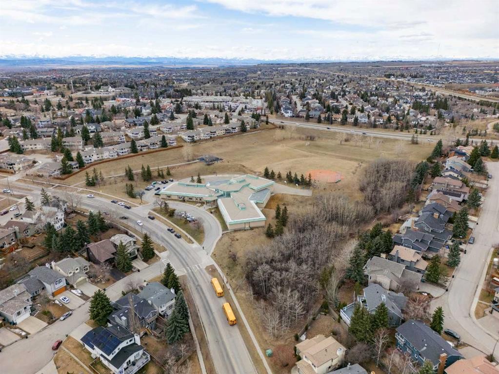 33-448 Strathcona Drive Sw, Calgary, AB