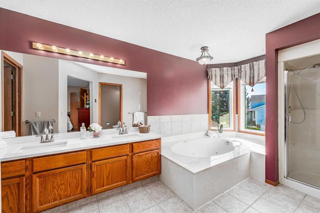 8 Hawkdale Close Nw, Calgary, AB