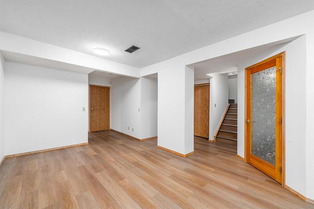 8 Hawkdale Close Nw, Calgary, AB
