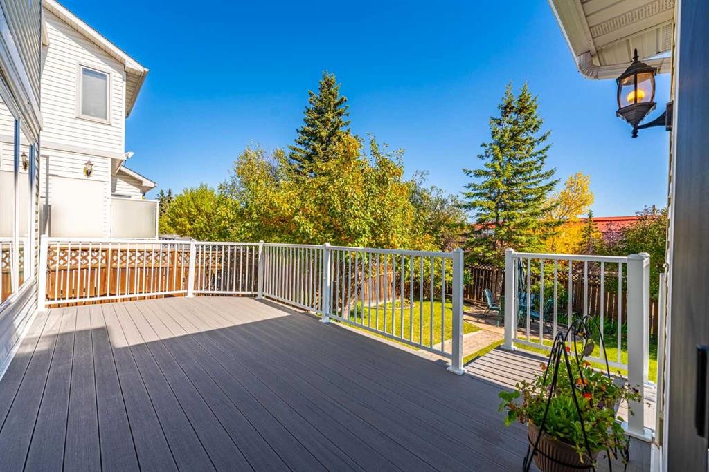 8 Hawkdale Close Nw, Calgary, AB