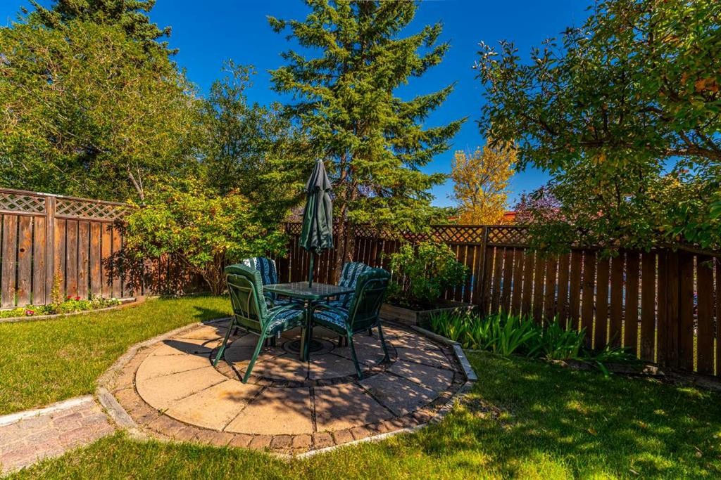8 Hawkdale Close Nw, Calgary, AB