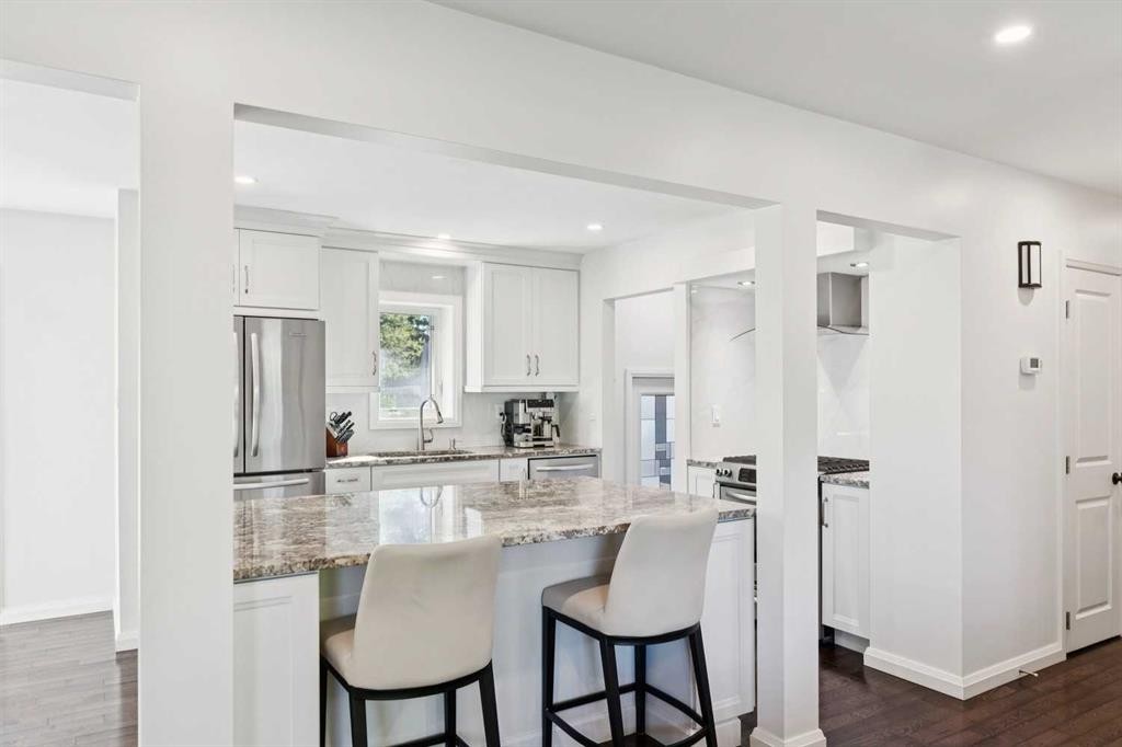 4212 45 Street Sw, Calgary, AB