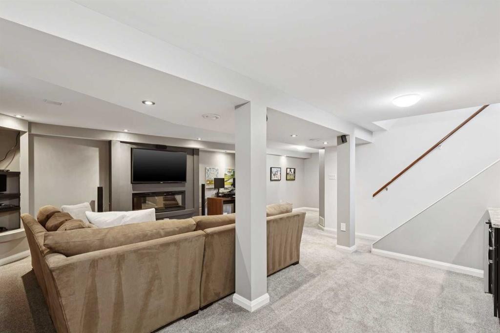 4212 45 Street Sw, Calgary, AB