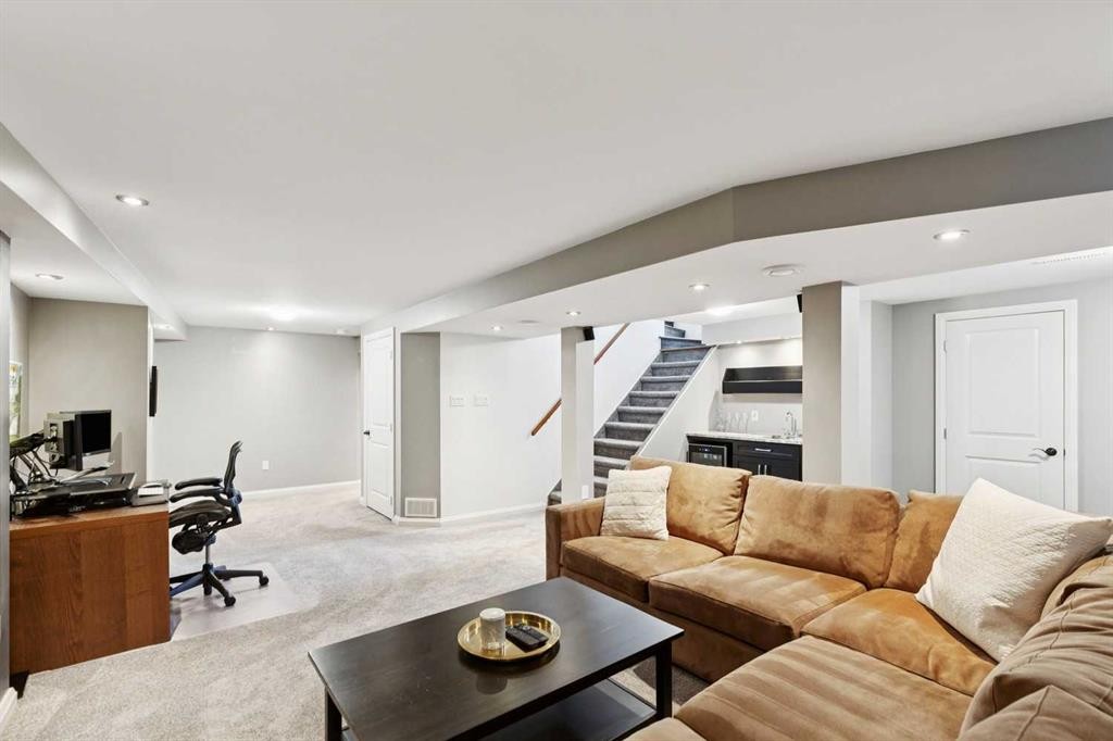 4212 45 Street Sw, Calgary, AB