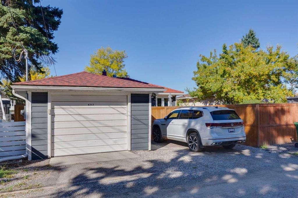 4212 45 Street Sw, Calgary, AB