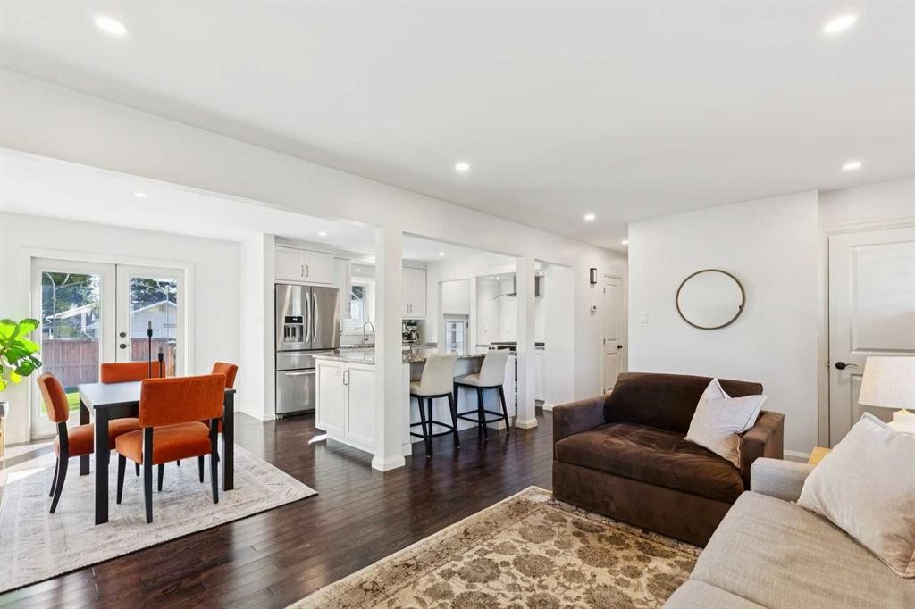 4212 45 Street Sw, Calgary, AB