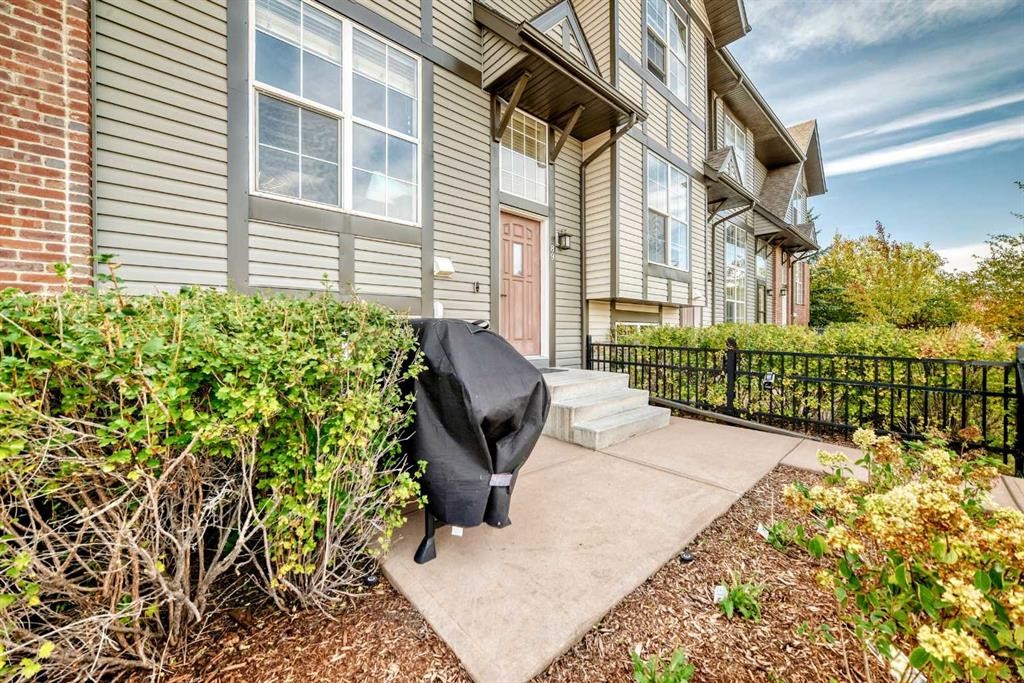89 New Brighton Common Se, Calgary, AB
