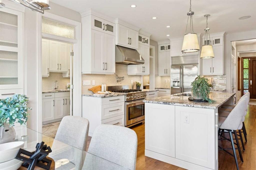 2022 43 Avenue Sw, Calgary, AB