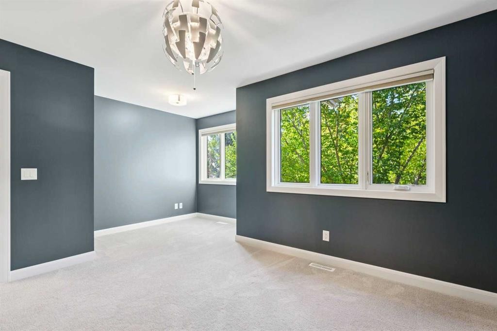 2022 43 Avenue Sw, Calgary, AB