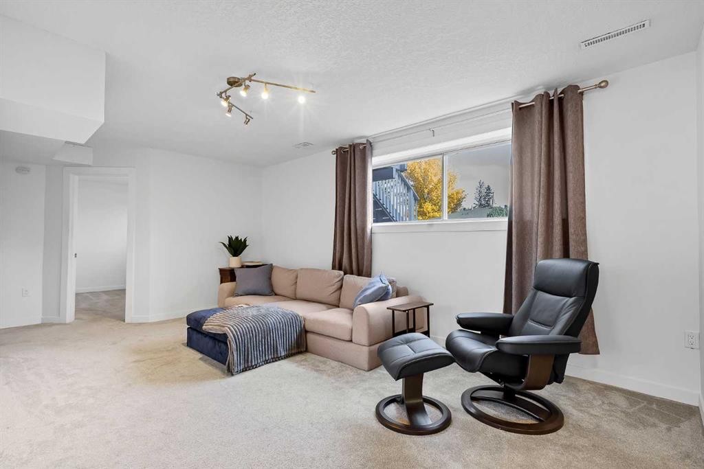 8007 36 Avenue Nw, Calgary, AB