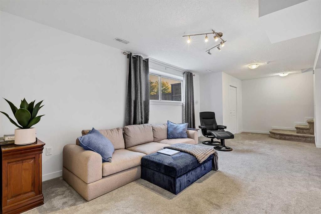 8007 36 Avenue Nw, Calgary, AB