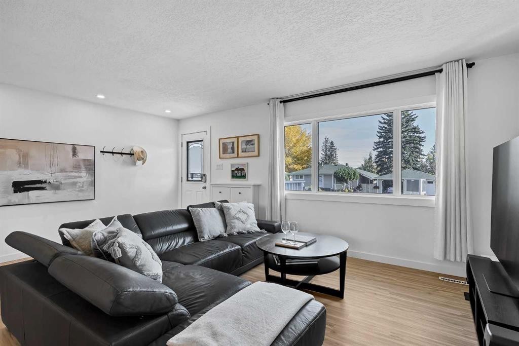 8007 36 Avenue Nw, Calgary, AB