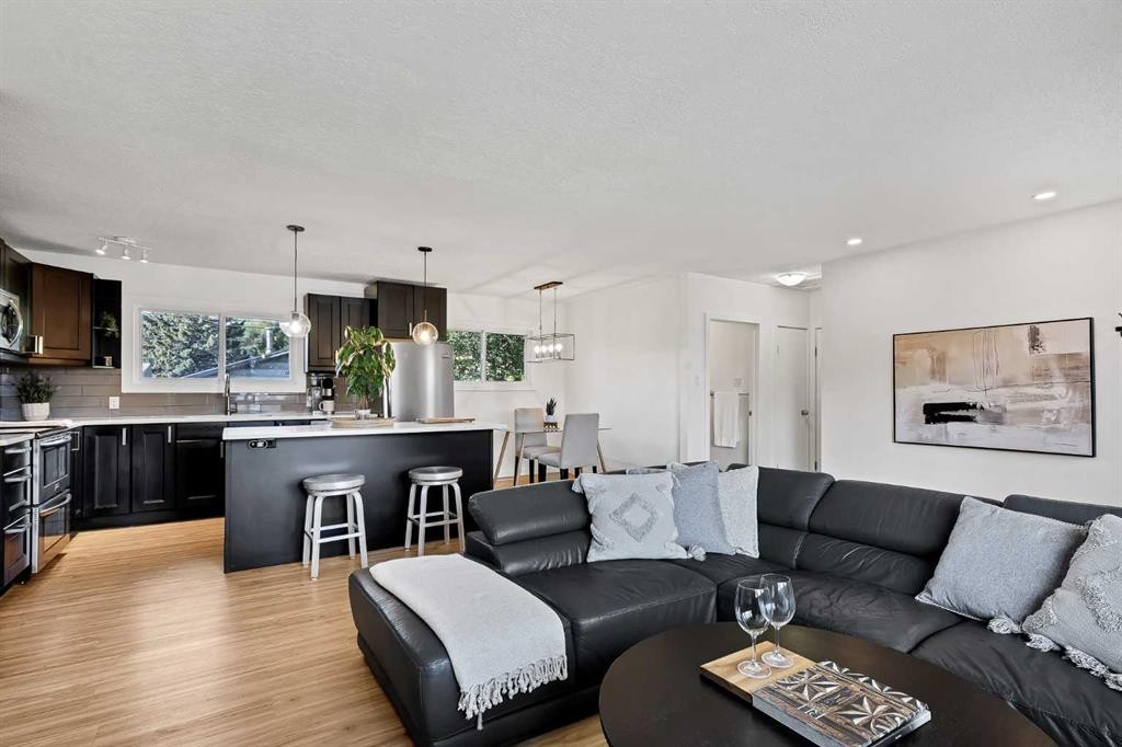 8007 36 Avenue Nw, Calgary, AB