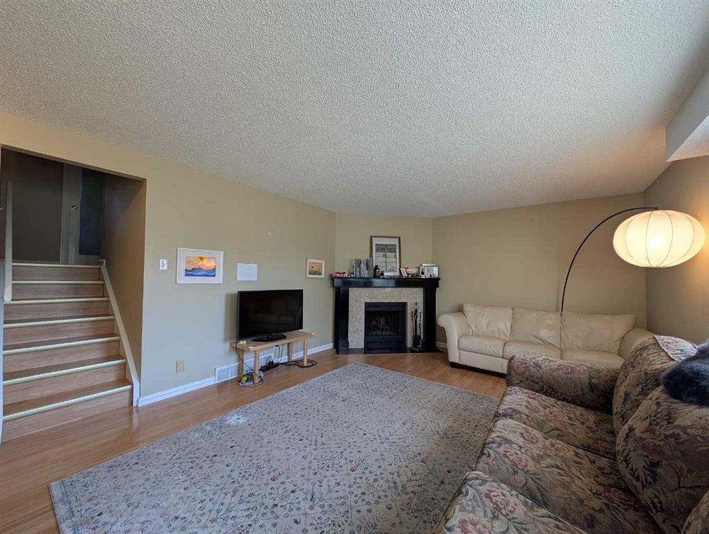 22-64 Woodacres Crescent Sw, Calgary, AB