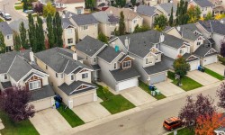 16 Cougartown Place SW Calgary, AB T3H 0A2