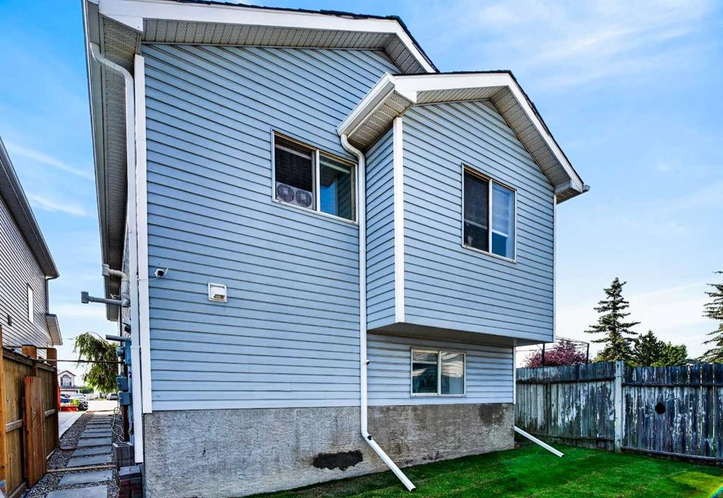 8079 Laguna Way Ne, Calgary, AB