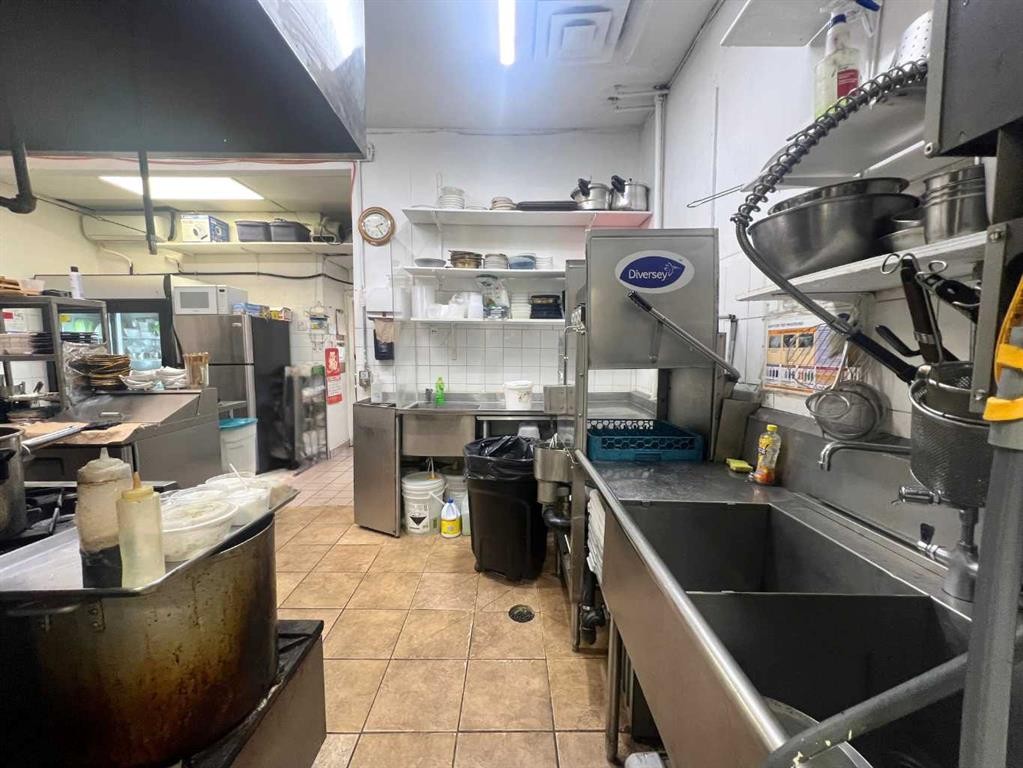 3-2111 Centre Street, Calgary, AB