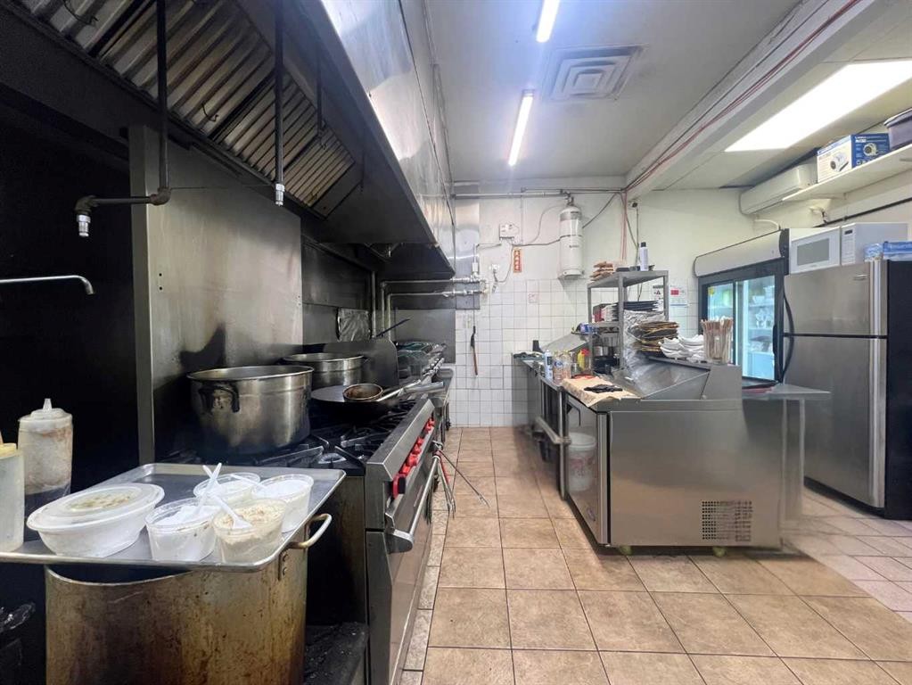 3-2111 Centre Street, Calgary, AB