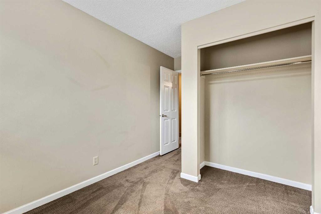 105-107 Elm Place, Okotoks, AB