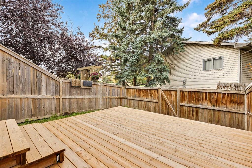 105-107 Elm Place, Okotoks, AB