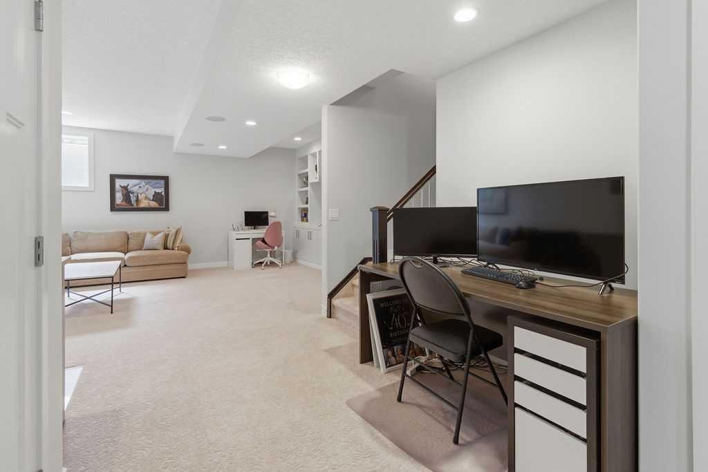 4407 17 Avenue Nw, Calgary, AB