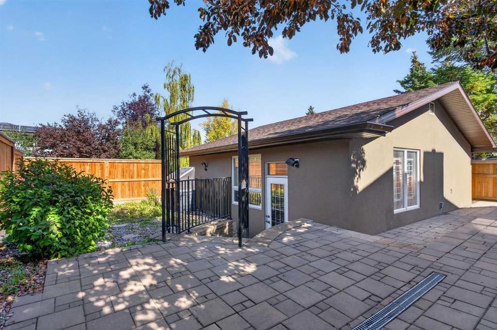112 Beaconsfield Rise Nw, Calgary, AB