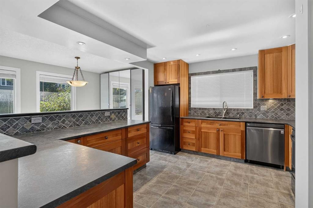 112 Beaconsfield Rise Nw, Calgary, AB