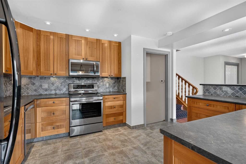 112 Beaconsfield Rise Nw, Calgary, AB