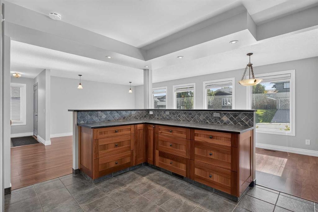 112 Beaconsfield Rise Nw, Calgary, AB