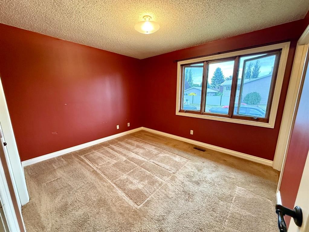711 10 Avenue Se, High River, AB