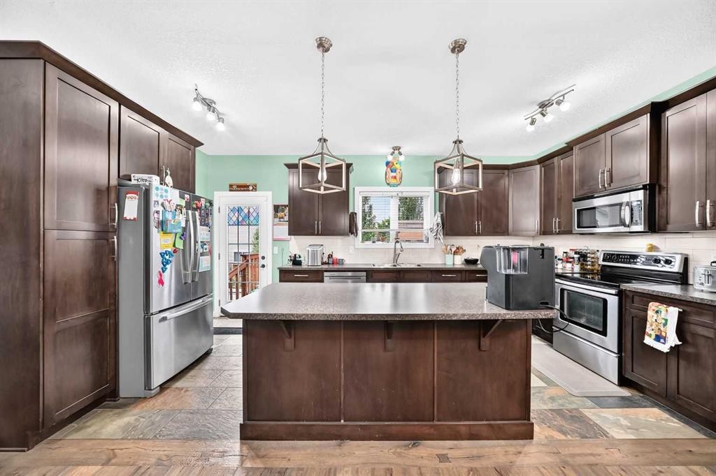 11 Bondar Gate, Carstairs, AB