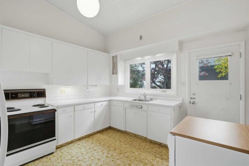 35 Cornwallis Drive Nw, Calgary, AB 