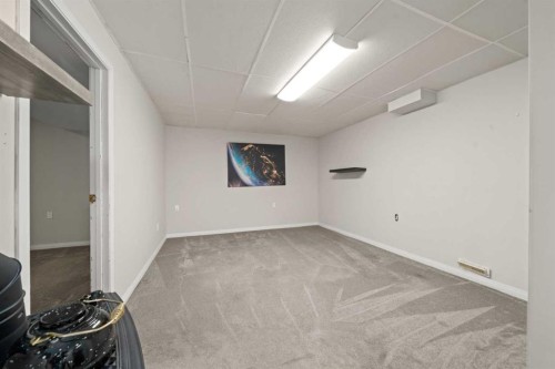 8515 48 Avenue Nw, Calgary, AB 