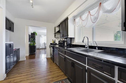 704 75 Avenue Sw, Calgary, AB 