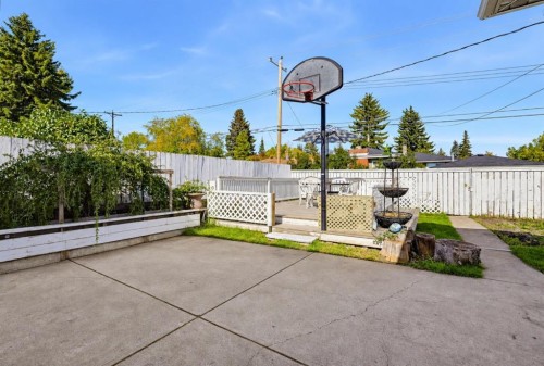704 75 Avenue Sw, Calgary, AB 