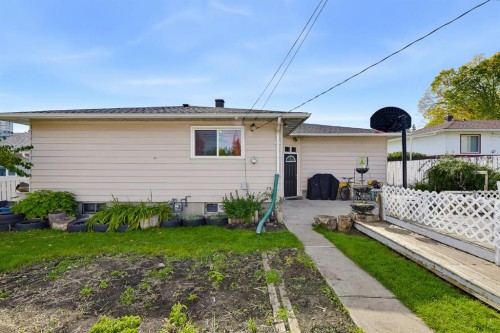 704 75 Avenue Sw, Calgary, AB 