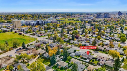 704 75 Avenue Sw, Calgary, AB 