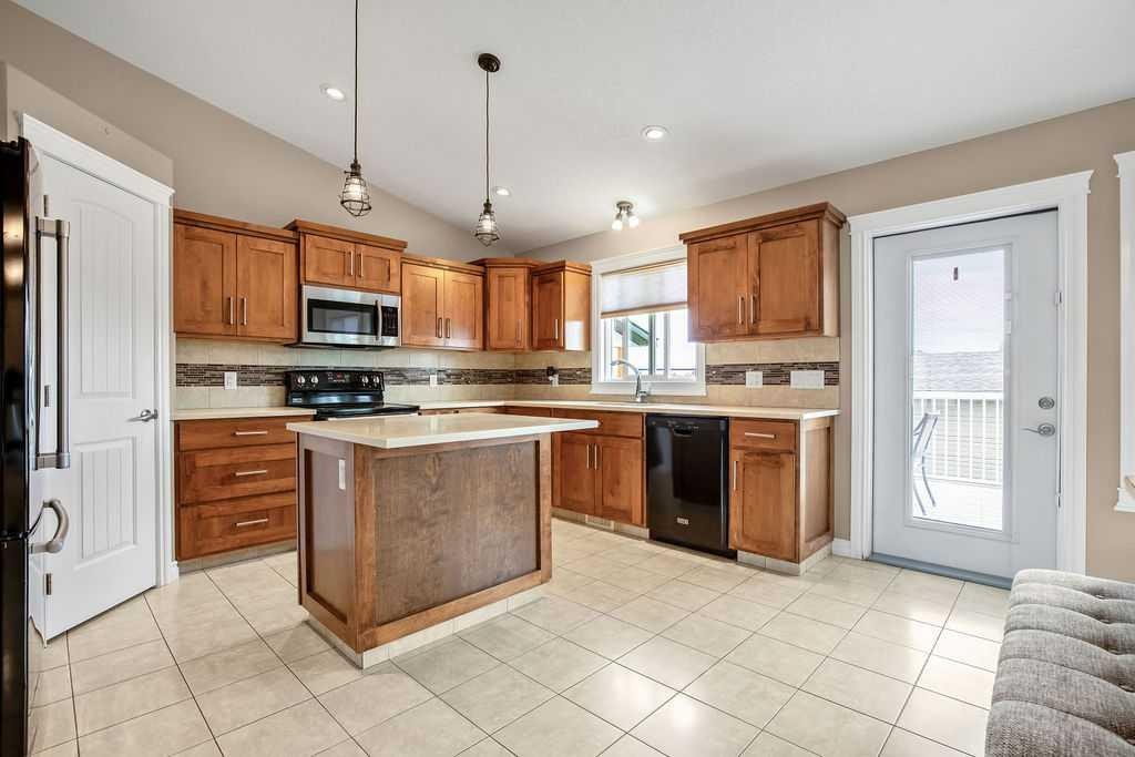2006 30 Avenue, Nanton, AB