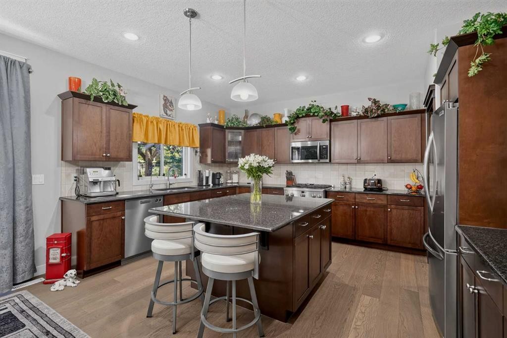 12 Crestridge Rise Sw, Calgary, AB