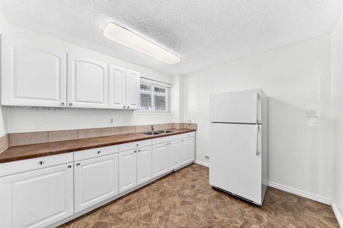 7409 37 Avenue Nw, Calgary, AB 