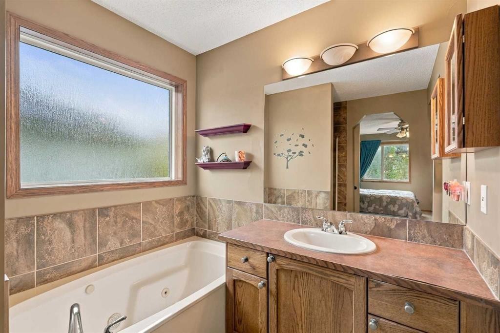 27 Chapman Close Se, Calgary, AB