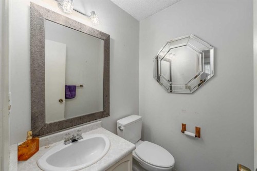 5631 1 Avenue Se, Calgary, AB 