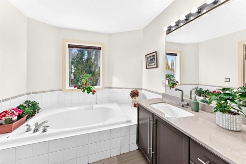 25 Discovery Ridge Hill Sw, Calgary, AB 